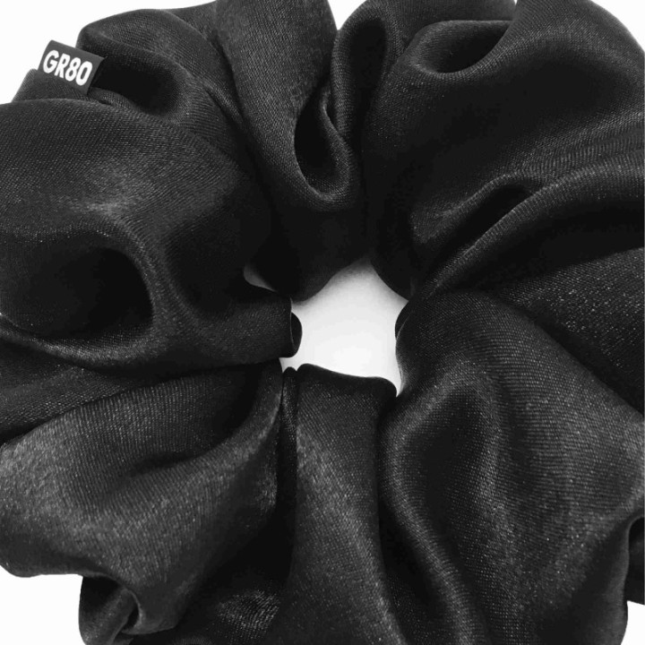 Oversized fekete szatén scrunchie – hajbarát, látványos és elegáns választás, kézzel készült minőség magyar varróműhelyből