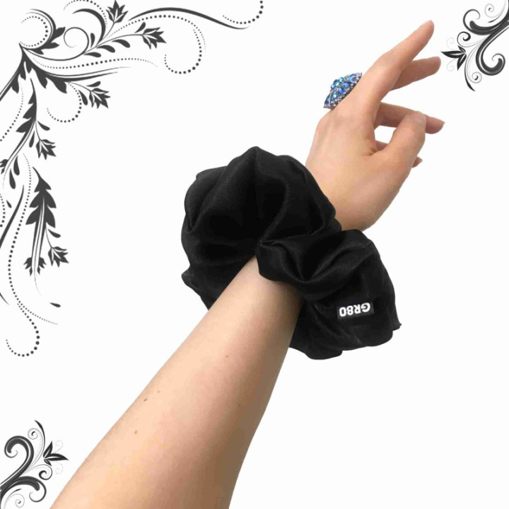 Kézzel varrt fekete oversized selyem scrunchie, ami stílusosan kíméli a hajat és megakadályozza a töredezést, gubancolódást