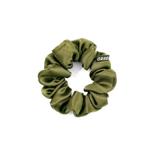 Olívazöld selyem hajgumi scrunchie. Prémium minőségű szatén. Kíméli a hajat, nem töri meg, jól tart. Mini méret, vékony