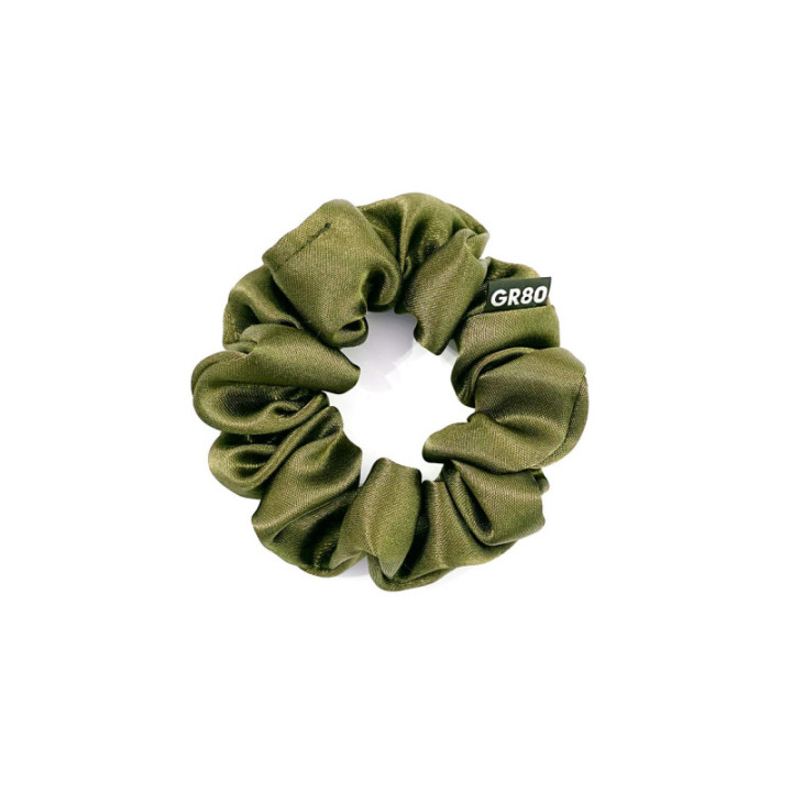 Olívazöld selyem hajgumi scrunchie. Prémium minőségű szatén. Kíméli a hajat, nem töri meg, jól tart. Mini méret, vékony