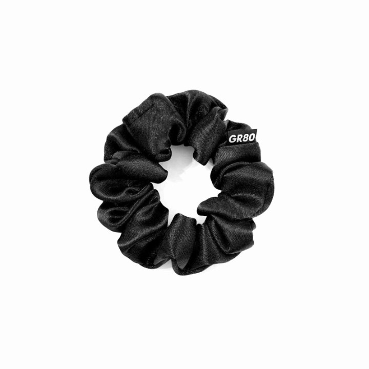 Mini scrunchie fekete színben – kíméletes hajgumi kontyhoz, copfhoz, nem húzza a hajat, GR80 kézzel varrt termék