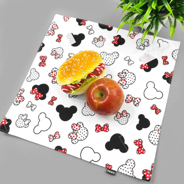 Tépőzáras ételcsomagoló, szendvicstartó pamut újraszalvéta. Terítőként is használható. Mickey egeres
