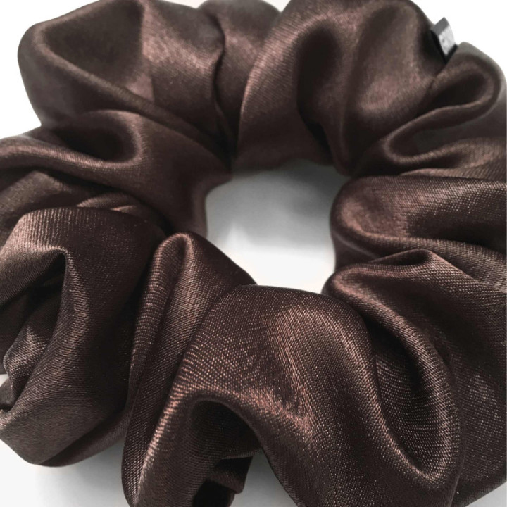 Szatén hajgumi. kávébarna színű, kiváló minőségű selyem scrunchie. Kíméletes a hajhoz