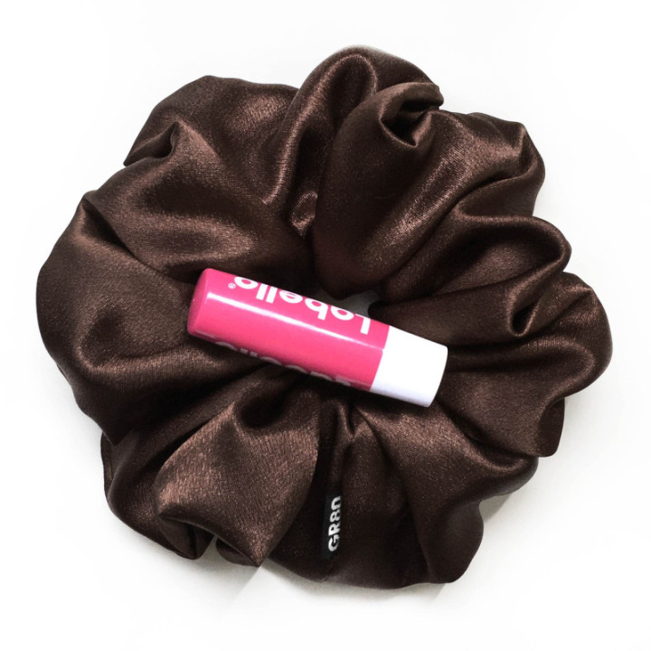 XL méretű csokibarna színű, minőségi szatén hajgumi scrunchie. Átmérője kb. 16-17 cm. Karkötőként is szép