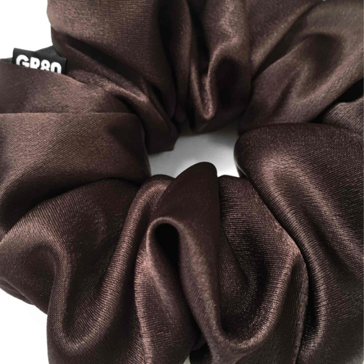 XXL méretű csokibarna selyem hajgumi (scrunchie) minőségi szaténból. Átmérője kb. 16-17 cm