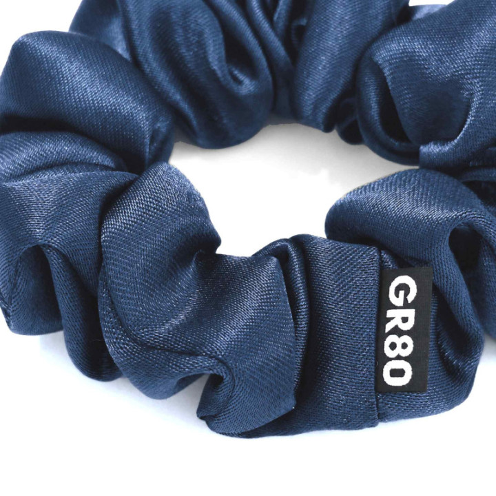 A legjobb selyem hajgumi! Kézműves mini scrunchie, kiváló minőségű szaténból. Elegáns és különleges silk scrunchie. Navy szín