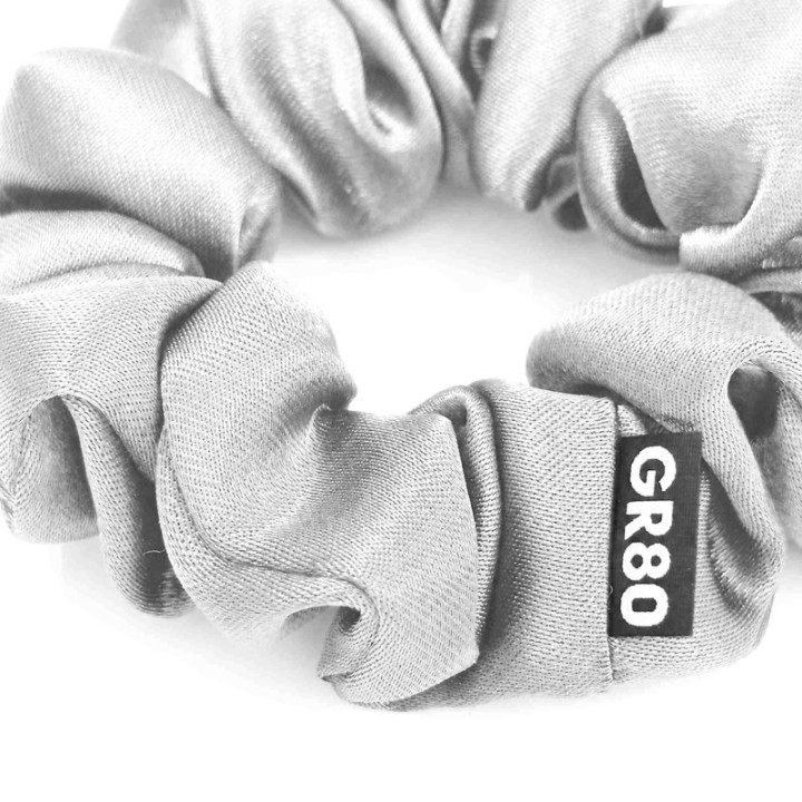 A legjobb selyem hajgumi! Kézműves mini scrunchie, kiváló minőségű szaténból. Elegáns és különleges silk scrunchie. Ezüst